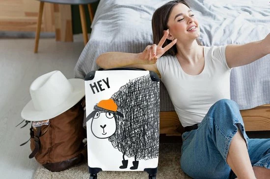 Korting 👏 MuchoWow Koffer - Kindertekening Met De Quote 'Hey' En Een Schaap - Past Binnen 55x40x20 Cm En 55x35x25 Cm - 👜 Handbagage - Trolley - Fotokoffer ✨ - Afbeelding 2