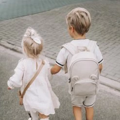 Kopen 🤩 Poespas Kinderrugzak / Rugtas / Schooltas - Pick&Pack X Poespas - 8 Liter - Imitatieleer - Beige 🎁 -Gabbag-winkel 550x550 540