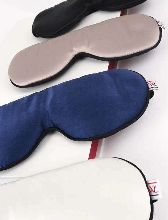 Beste Verkoop π White Lotus Anti Aging Holistisch Zijden Oogmasker – Van 19 Momme Moerbeien Zijde Voor Tijdens Het Slapen. Helpt Bij Dikke Ogen En Rimpels Onder De Ogen. Geheel Verduisterend Voor Een Goede Nachtrust. Verpakt In Luxe Geschenkdoos. Kleur: Zwart. β¨ - Afbeelding 5